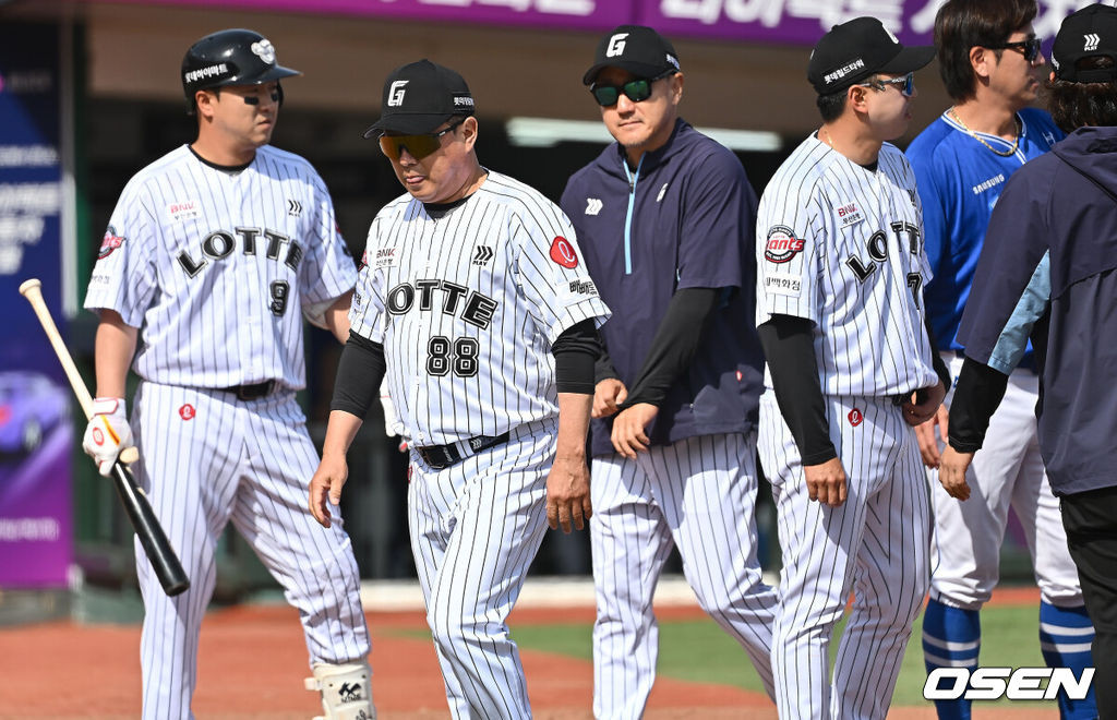 18일 부산 사직야구장에서 2025 신한 SOL 뱅크 KBO 리그 롯데 자이언츠와 삼성 라이온즈의 경기가 열렸다. 홈팀 롯데는 데이비슨, 방문팀 삼성은 이승현이 선발 출전했다.롯데 자이언츠 김태형 감독이 5회말 2사 윤동희의 머리로 향한 삼성 라이온즈 양창섭의 투구에 벤치 클리어링을 한 후 더그아웃으로 돌아오고 있다. 2025.05.18 / foto0307@osen.co.kr