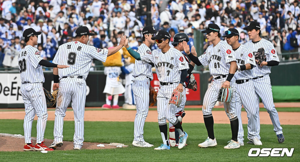 18일 부산 사직야구장에서 2025 신한 SOL 뱅크 KBO 리그 롯데 자이언츠와 삼성 라이온즈의 경기가 열렸다. 홈팀 롯데는 데이비슨, 방문팀 삼성은 이승현이 선발 출전했다.롯데 자이언츠 선수들이 삼성 라이온즈에 6-3으로 승리한 후 기쁨을 나누고 있다. 2025.05.18 / foto0307@osen.co.kr