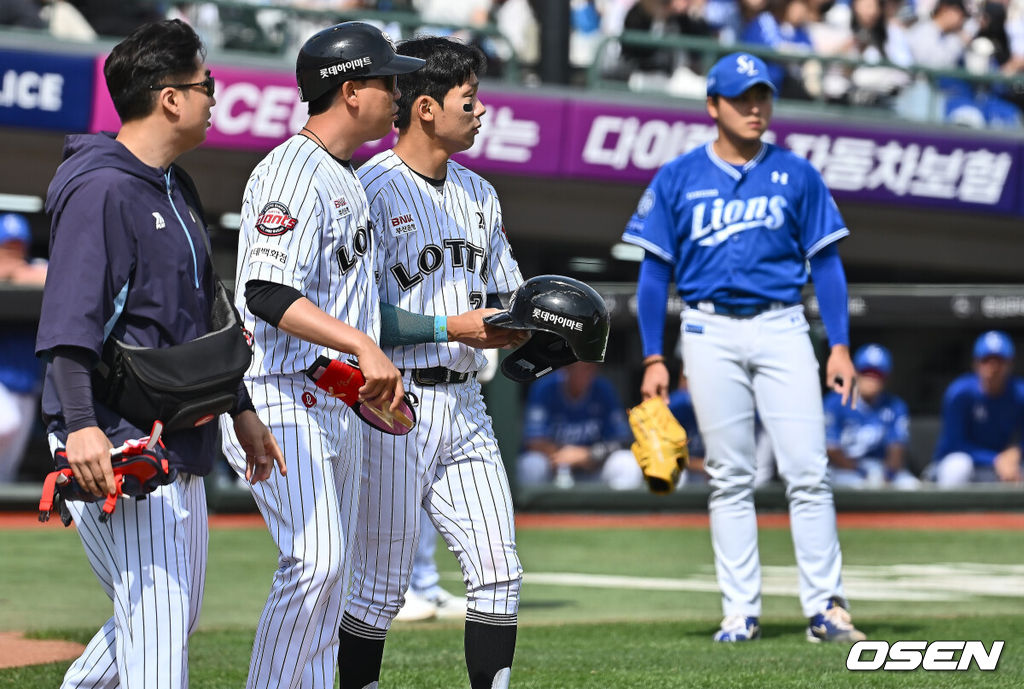 18일 부산 사직야구장에서 2025 신한 SOL 뱅크 KBO 리그 롯데 자이언츠와 삼성 라이온즈의 경기가 열렸다. 홈팀 롯데는 데이비슨, 방문팀 삼성은 이승현이 선발 출전했다.롯데 자이언츠 장두성이 5회말 삼성 라이온즈 이승현의 투구에 머리를 맞고 1루로 나가고 있다. 2025.05.18 / foto0307@osen.co.kr