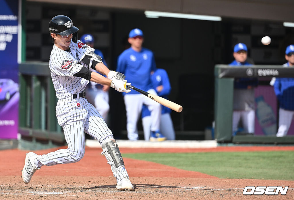 18일 부산 사직야구장에서 2025 신한 SOL 뱅크 KBO 리그 롯데 자이언츠와 삼성 라이온즈의 경기가 열렸다. 홈팀 롯데는 데이비슨, 방문팀 삼성은 이승현이 선발 출전했다.롯데 자이언츠 전민재가 5회말 2사 2,3루 좌월 3점 홈런을 치고 있다. 2025.05.18 / foto0307@osen.co.kr