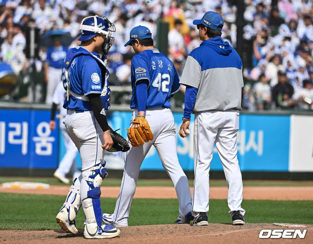 18일 부산 사직야구장에서 2025 신한 SOL 뱅크 KBO 리그 롯데 자이언츠와 삼성 라이온즈의 경기가 열렸다. 홈팀 롯데는 데이비슨, 방문팀 삼성은 이승현이 선발 출전했다.삼성 라이온즈 양창섭이 5회말 2사 윤동희의 머리로 향한 투구에 벤치 클리어링을 일어난 후 교체되고 있다. 2025.05.18 / foto0307@osen.co.kr