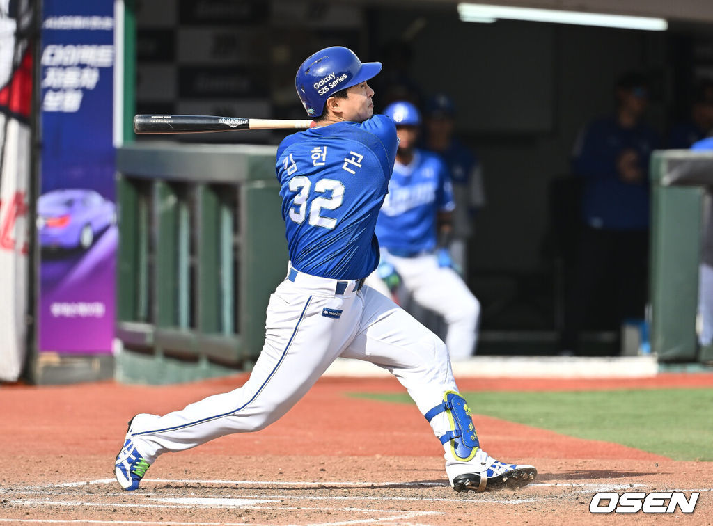 18일 부산 사직야구장에서 2025 신한 SOL 뱅크 KBO 리그 롯데 자이언츠와 삼성 라이온즈의 경기가 열렸다. 홈팀 롯데는 데이비슨, 방문팀 삼성은 이승현이 선발 출전했다.삼성 라이온즈 김헌곤이 7회초 1사 1루 좌익수 왼쪽 뒤 1타점 2루타를 치고 있다. 2025.05.18 / foto0307@osen.co.kr