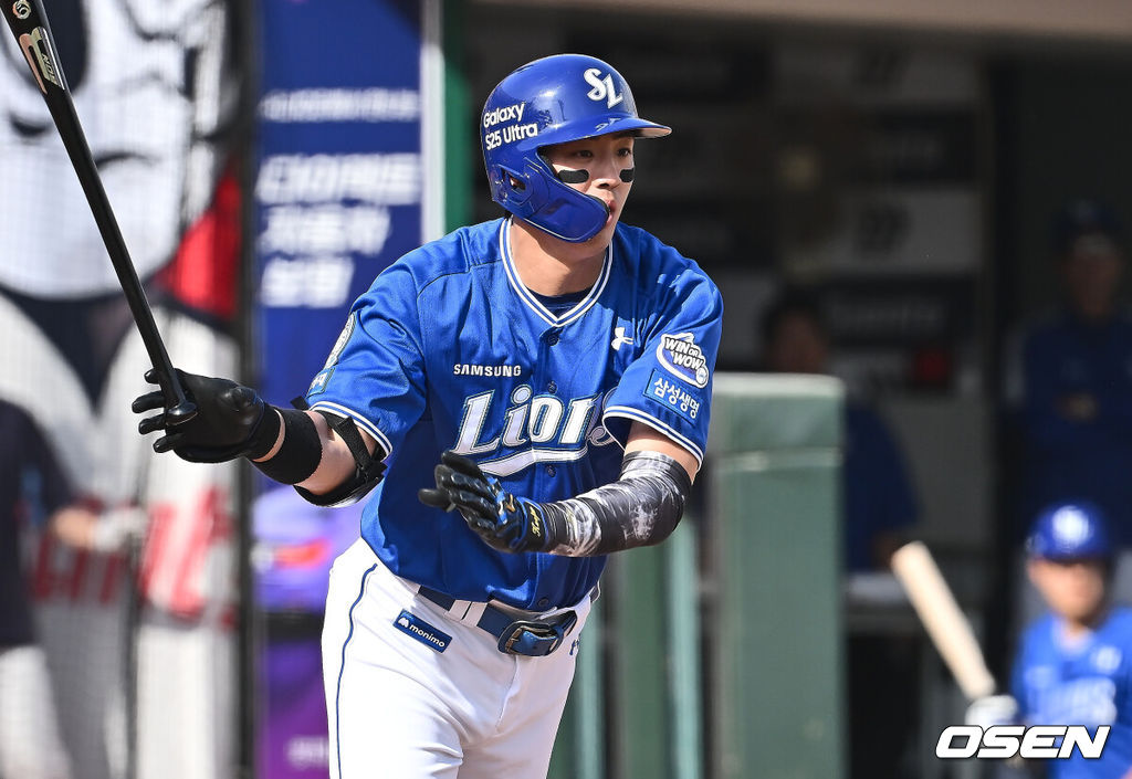 18일 부산 사직야구장에서 2025 신한 SOL 뱅크 KBO 리그 롯데 자이언츠와 삼성 라이온즈의 경기가 열렸다. 홈팀 롯데는 데이비슨, 방문팀 삼성은 이승현이 선발 출전했다.삼성 라이온즈 구자욱이 7회초 1사 2루 우익수 오른쪽 1타점 2루타를 치고 있다. 2025.05.18 / foto0307@osen.co.kr