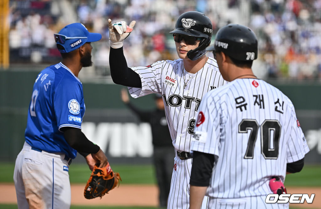 18일 부산 사직야구장에서 2025 신한 SOL 뱅크 KBO 리그 롯데 자이언츠와 삼성 라이온즈의 경기가 열렸다. 홈팀 롯데는 데이비슨, 방문팀 삼성은 이승현이 선발 출전했다.롯데 자이언츠 윤동희가 8회말 1사 3루 좌익수 앞 1타점 안타를 치고 세리머니를 하고 있다. 2025.05.18 / foto0307@osen.co.kr