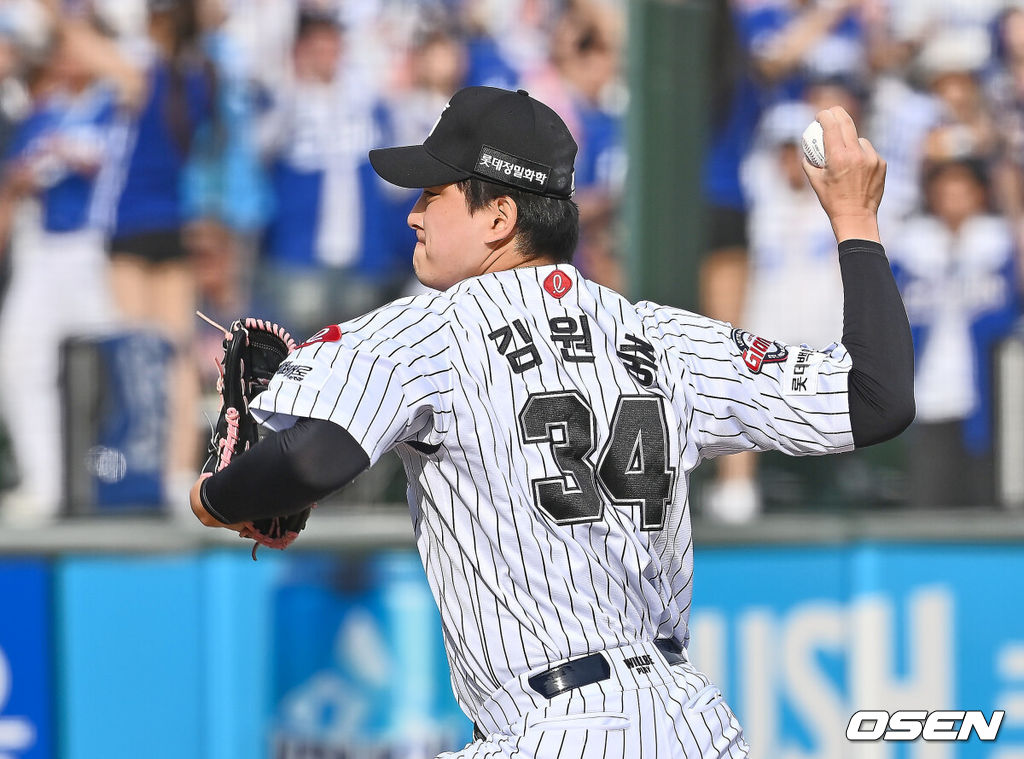 18일 부산 사직야구장에서 2025 신한 SOL 뱅크 KBO 리그 롯데 자이언츠와 삼성 라이온즈의 경기가 열렸다. 홈팀 롯데는 데이비슨, 방문팀 삼성은 이승현이 선발 출전했다.롯데 자이언츠 김원중이 역투하고 있다. 2025.05.18 / foto0307@osen.co.kr
