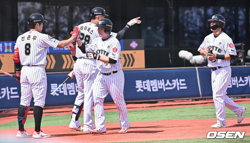 18일 부산 사직야구장에서 2025 신한 SOL 뱅크 KBO 리그 롯데 자이언츠와 삼성 라이온즈의 경기가 열렸다. 홈팀 롯데는 데이비슨, 방문팀 삼성은 이승현이 선발 출전했다.롯데 자이언츠 정보근과 김민성이 3회말 1사 2,3루 고승민의 중견수 앞 2타점 안타때 득점을 올리고 하이파이브를 하고 있다. 2025.05.18 / foto0307@osen.co.kr