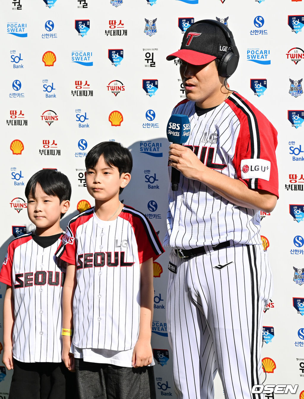 18일 오후 서울 잠실야구장에서 2025 신한 SOL Bank KBO리그 LG 트윈스와 KT 위즈의 경기가 열렸다.이 경기에서 LG는 KT에 5-1로 승리했다. LG는 리그에서 가장 먼저 30승(16패) 고지에 올랐다. 10승, 20승, 30승 모두 가장 빨랐다. LG 박동원과 문보경이 나란히 투런 홈런을 터뜨렸고, 김현수는 3타수 2안타 1타점 2득점을 기록했다. LG 선발 치리노스는 6이닝 동안 97구를 던지며 5피안타 무사사구 4탈삼진 1실점으로 호투했다. 경기를 마치고 LG 김진성이 이날 시구 시타를 했던 자녀 김민찬-김리호 군과 함께 인터뷰를 하고 있다.. 2025.05.18 /rumi@osen.co.kr