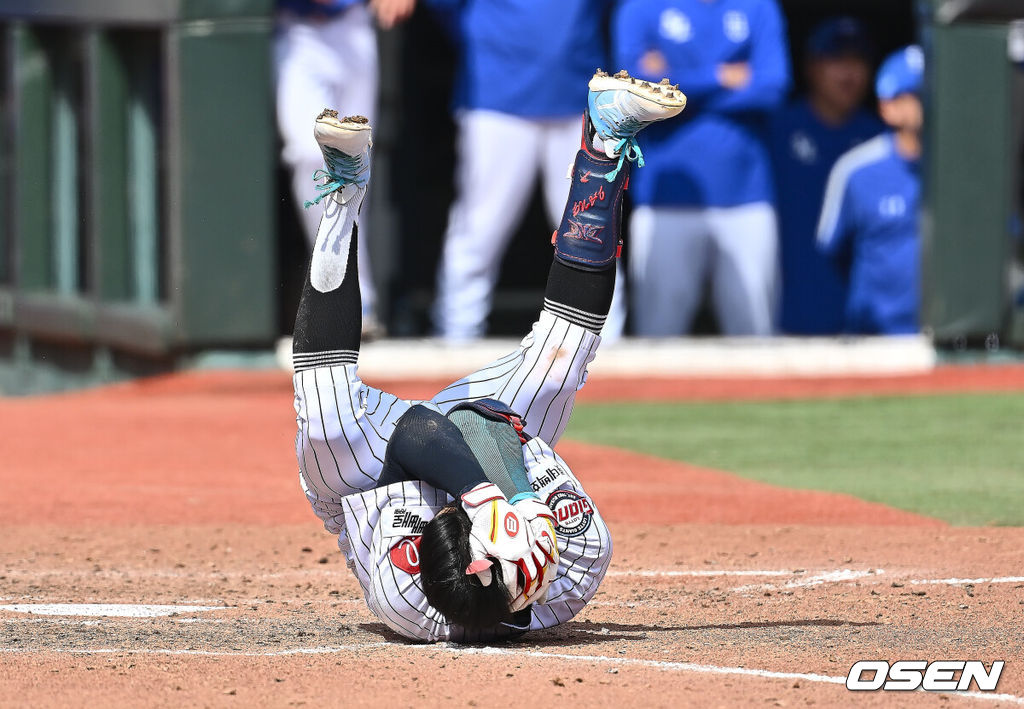 18일 부산 사직야구장에서 2025 신한 SOL 뱅크 KBO 리그 롯데 자이언츠와 삼성 라이온즈의 경기가 열렸다. 홈팀 롯데는 데이비슨, 방문팀 삼성은 이승현이 선발 출전했다.롯데 자이언츠 장두성이 5회말 삼성 라이온즈 이승현의 투구에 머리를 맞고 괴로워하고 있다. 2025.05.18 / foto0307@osen.co.kr