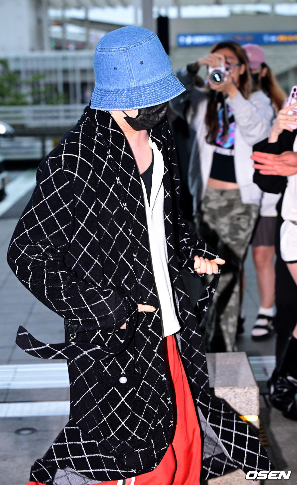 가수 지드래곤(GD)가 16일 오후 해외 일정 참석을 위해 인천공항을 통해 필리핀 마닐라로 출국했다.GD는 ’지드래곤 2025 월드투어 [위버맨쉬](G-DRAGON 2025 WORLD TOUR [Übermensch])- 불라칸’을 통해 팬들을 만날 예정이다.가수 지드래곤이 출국장으로 향하고 있다. 2025.05.16 / dreamer@osen.co.kr