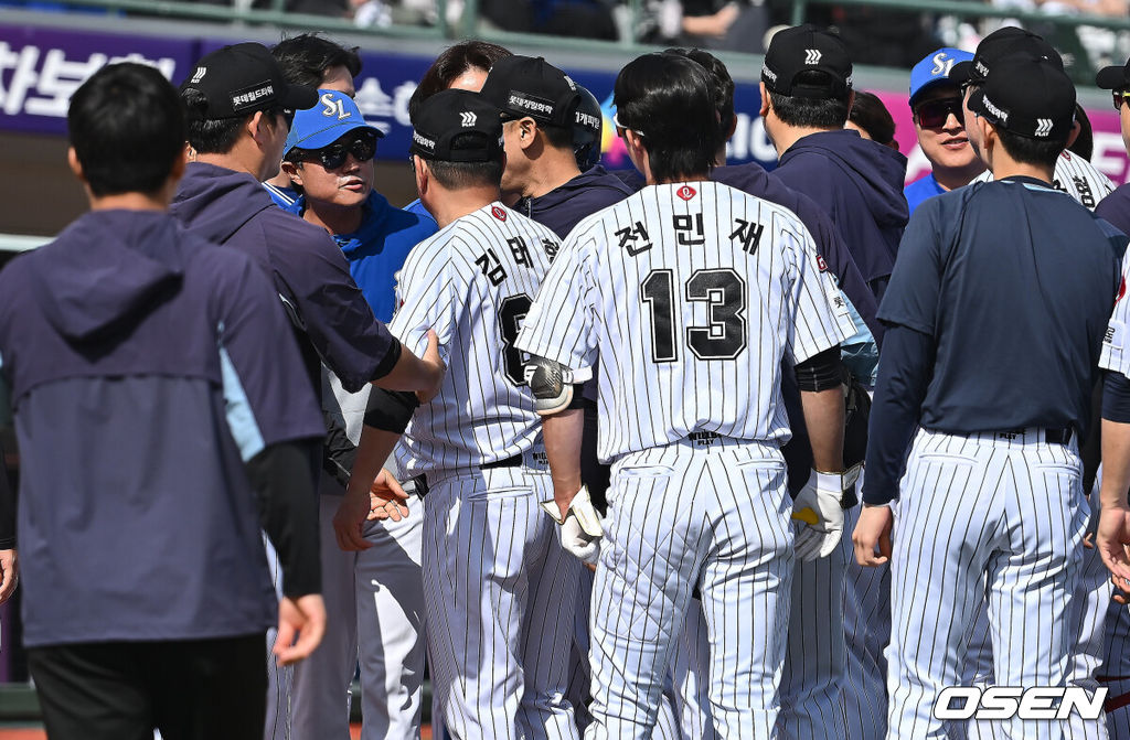 18일 부산 사직야구장에서 2025 신한 SOL 뱅크 KBO 리그 롯데 자이언츠와 삼성 라이온즈의 경기가 열렸다. 홈팀 롯데는 데이비슨, 방문팀 삼성은 이승현이 선발 출전했다.롯데 자이언츠 김태형 감독과 선수들이 5회말 2사 윤동희의 머리로 향한 삼성 라이온즈 양창섭의 투구에 벤치 클리어링을 하고 있다. 2025.05.18 / foto0307@osen.co.kr