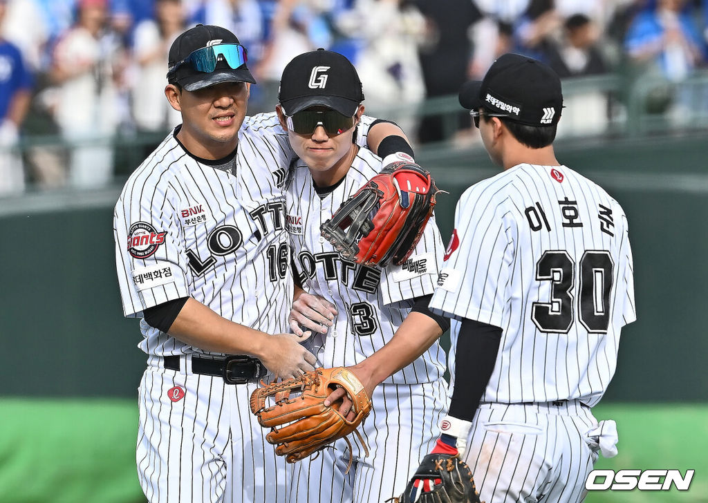 18일 부산 사직야구장에서 2025 신한 SOL 뱅크 KBO 리그 롯데 자이언츠와 삼성 라이온즈의 경기가 열렸다. 홈팀 롯데는 데이비슨, 방문팀 삼성은 이승현이 선발 출전했다.롯데 자이언츠 전민재가 삼성 라이온즈에 6-3으로 승리한 후 김민성의 축하를 받고 있다. 2025.05.18 / foto0307@osen.co.kr