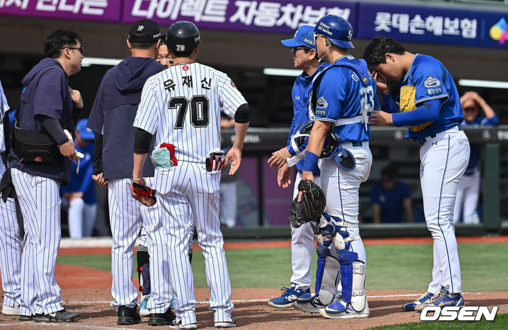 18일 부산 사직야구장에서 2025 신한 SOL 뱅크 KBO 리그 롯데 자이언츠와 삼성 라이온즈의 경기가 열렸다. 홈팀 롯데는 데이비슨, 방문팀 삼성은 이승현이 선발 출전했다.삼성 라이온즈 이승현이 5회말 롯데 자이언츠 장두성의 머리를 맞추고 사과 인사를 하고 있다. 2025.05.18 / foto0307@osen.co.kr