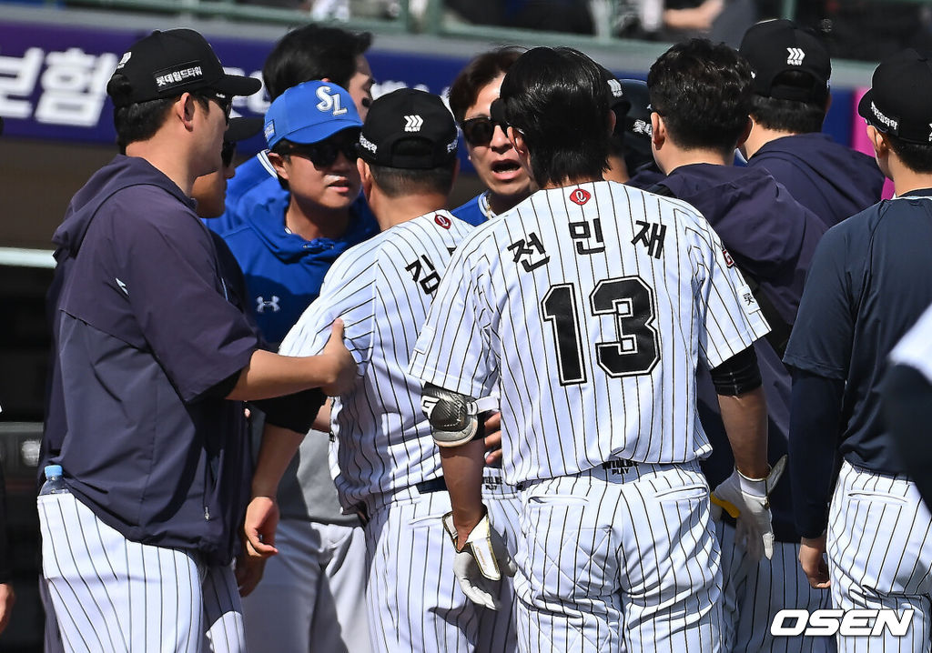 18일 부산 사직야구장에서 2025 신한 SOL 뱅크 KBO 리그 롯데 자이언츠와 삼성 라이온즈의 경기가 열렸다. 홈팀 롯데는 데이비슨, 방문팀 삼성은 이승현이 선발 출전했다.롯데 자이언츠 김태형 감독과 선수들이 5회말 2사 윤동희의 머리로 향한 삼성 라이온즈 양창섭의 투구에 벤치 클리어링을 하고 있다. 2025.05.18 / foto0307@osen.co.kr