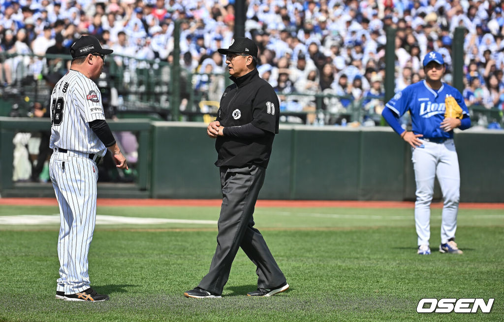 18일 부산 사직야구장에서 2025 신한 SOL 뱅크 KBO 리그 롯데 자이언츠와 삼성 라이온즈의 경기가 열렸다. 홈팀 롯데는 데이비슨, 방문팀 삼성은 이승현이 선발 출전했다.롯데 자이언츠 김태형 감독이 5회말 장두성의 머리를 맞춘 삼성 라이온즈 이승현의 퇴장 판정이 늦어지자 어필하고 있다. 2025.05.18 / foto0307@osen.co.kr