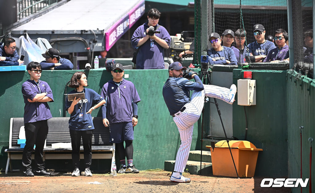 18일 부산 사직야구장에서 2025 신한 SOL 뱅크 KBO 리그 롯데 자이언츠와 삼성 라이온즈의 경기가 열린다. 홈팀 롯데는 데이비슨, 방문팀 삼성은 이승현이 선발 출전한다.롯데 자이언츠 새 외국인 투수 감보아가 불펜에서 투구를 선보이고 있다. 2025.05.18 / foto0307@osen.co.kr