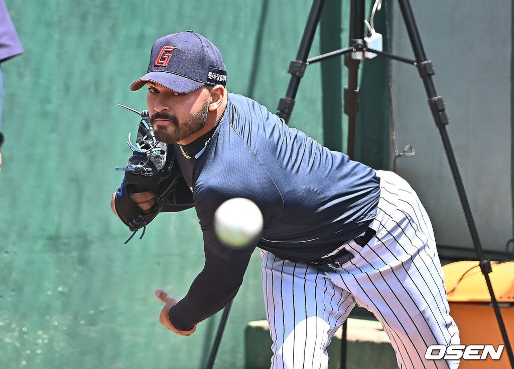 18일 부산 사직야구장에서 2025 신한 SOL 뱅크 KBO 리그 롯데 자이언츠와 삼성 라이온즈의 경기가 열린다. 홈팀 롯데는 데이비슨, 방문팀 삼성은 이승현이 선발 출전한다.롯데 자이언츠 새 외국인 투수 감보아가 불펜에서 투구를 선보이고 있다. 2025.05.18 / foto0307@osen.co.kr