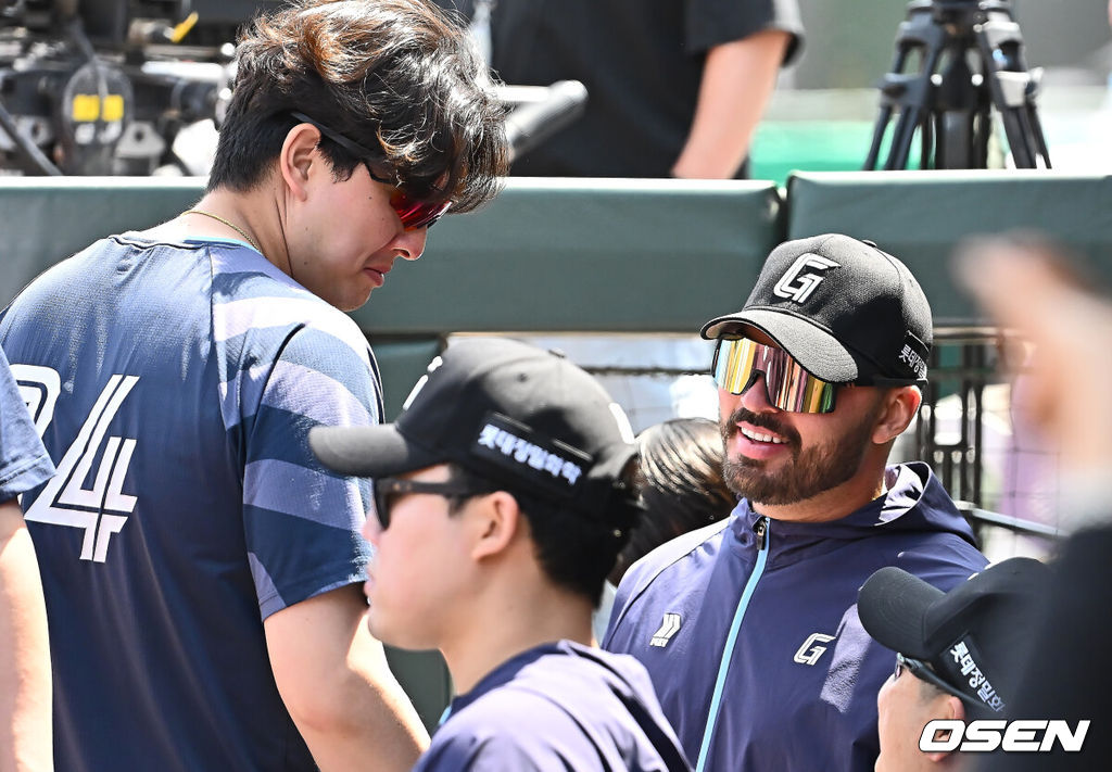18일 부산 사직야구장에서 2025 신한 SOL 뱅크 KBO 리그 롯데 자이언츠와 삼성 라이온즈의 경기가 열렸다. 홈팀 롯데는 데이비슨, 방문팀 삼성은 이승현이 선발 출전했다.롯데 자이언츠 김원중이 새 외국인 투수 감보아와 얘기하고 있다. 2025.05.18 / foto0307@osen.co.kr