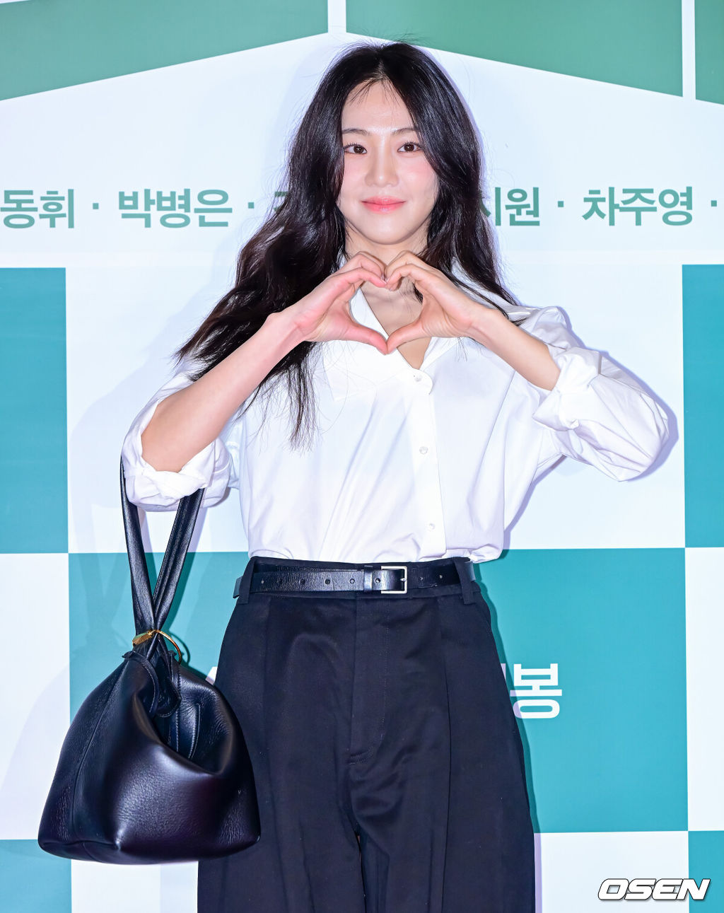 31일 오후 서울 잠실 롯데시네마 월드타워에서 영화 ‘로비’ VIP 시사회 포토월 행사가 열렸다.‘로비'는 연구밖에 모르던 스타트업 대표 창욱(하정우)이 4조 원의 국책사업을 따내기 위해 인생 첫 로비 골프를 시작하는 이야기. 오는 4월 2일 개봉.배우 한지은이 포토타임을 하고 있다. 2025.03.31 / jpnews@osen.co.kr