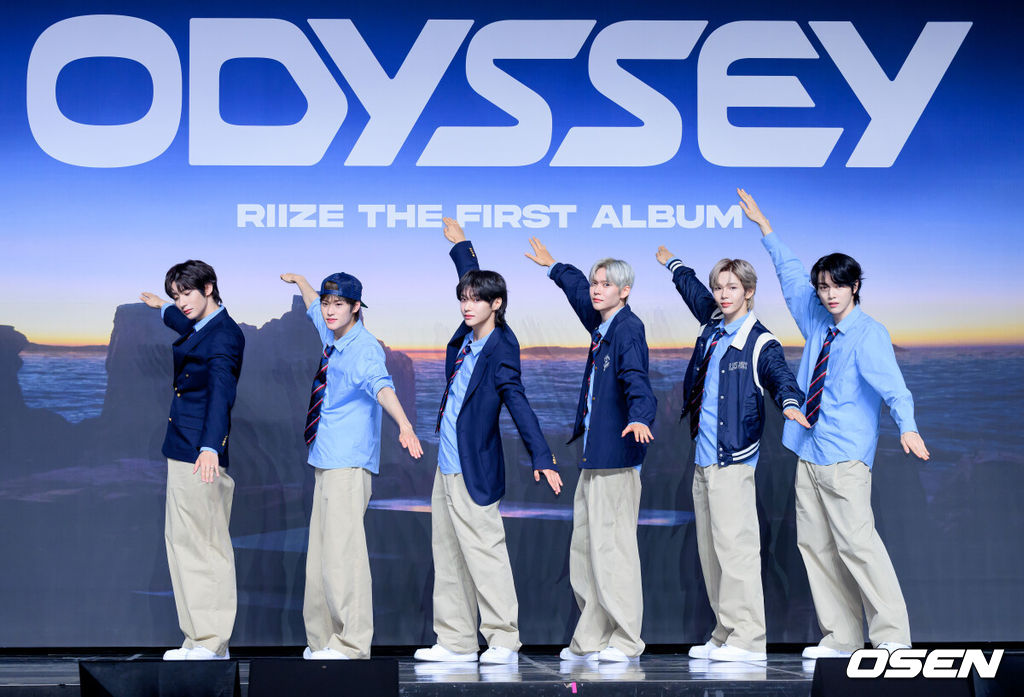 19일 서울 용산구 블루스퀘어 SOL트래블홀에서 그룹 라이즈 정규 1집 ‘ODYSSEY’ 미디어 쇼케이스가 열렸다.라이즈의 정체성을 확고히 하는 이번 앨범은 독자적 장르 ‘이모셔널 팝’을 담은 10개 트랙으로 구성되어 있으며, 19일 오후 6시 각종 음악 사이트에서 음원이 공개된다.라이즈가 포토타임을 가지고 있다. 2025.05.19 /sunday@osen.co.kr