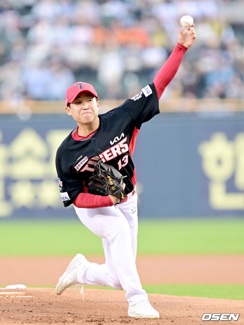 18일 오후 서울 잠실야구장에서 2025 신한 SOL Bank KBO리그 두산 베어스와 KIA 타이거즈의 경기가 열린다.이날 두산은 콜어빈, KIA는 윤영철을 선발로 예고했다.1회말 KIA 선발 윤영철이 마운드에 올라 힘차게 공을 뿌리고 있다. 2025.04.18 / ksl0919@osen.co.kr