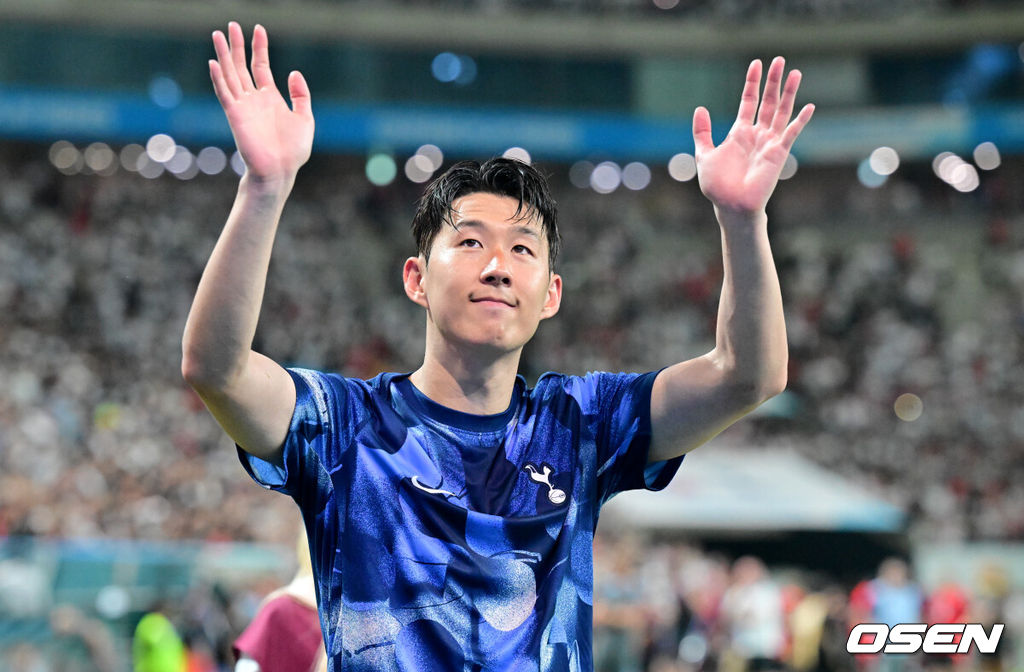 김민재(28, 바이에른 뮌헨)가 손흥민(32, 토트넘)에게 향하는 공을 깔끔하게 막아내는 장면은 쿠팡플레이 시리즈 2경기 하이라이트였다.뮌헨은 3일 오후 8시 서울월드컵경기장에서 열린 토트넘과 2024 쿠팡플레이 시리즈 2경기에서 2-1로 이겼다.1900년 창단 이후 첫 방한으로 치른 경기에서 뮌헨은 승전고를 울렸다. 김민재가 손흥민을 상대로 판정승을 거뒀다. 경기 종료 후 토트넘 손흥민이 팬들에게 인사를 하고 있다. 2024.08.03 /cej@osen.co.kr
