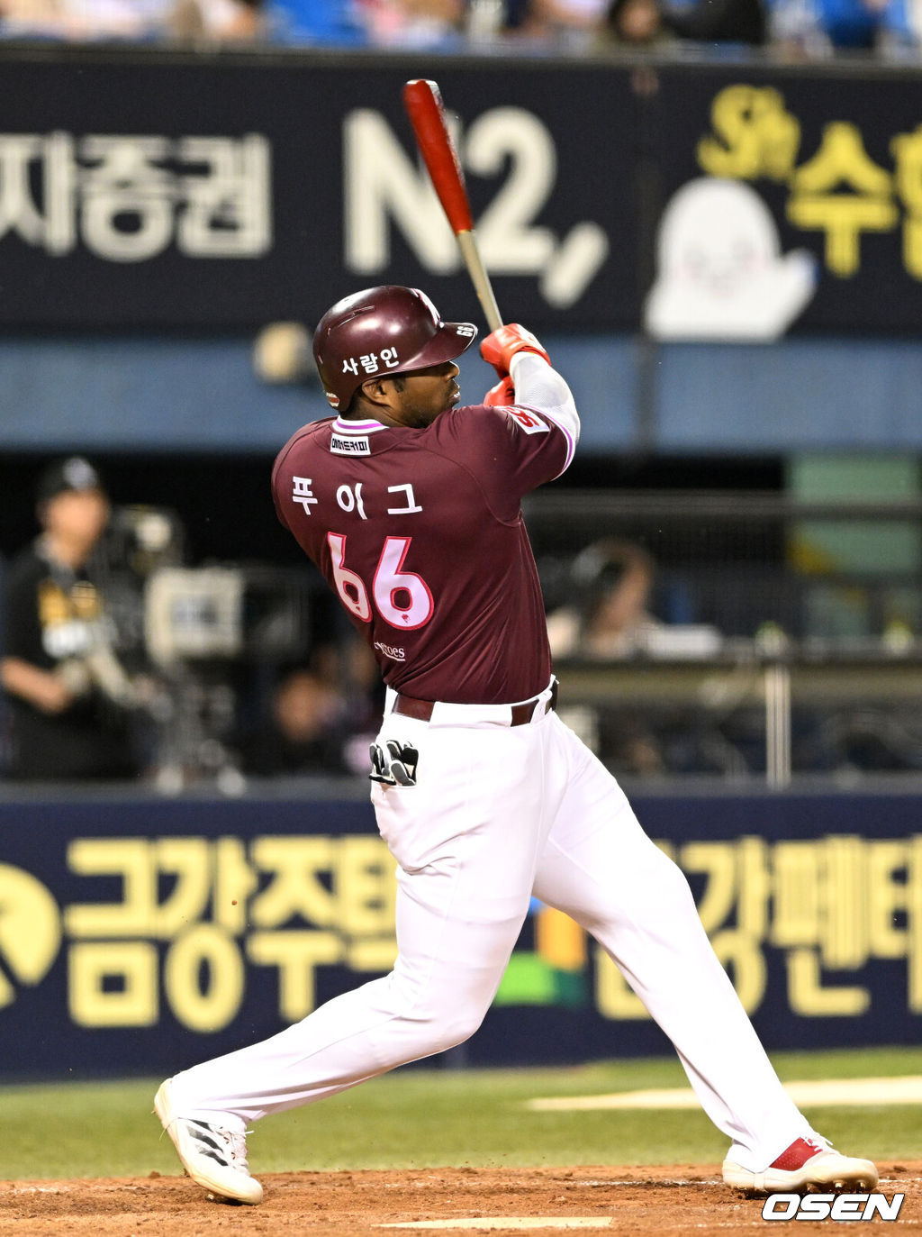 14일 오후 서울 잠실야구장에서 2025 신한 SOL Bank KBO리그 LG 트윈스와 키움 히어로즈의 경기가 열렸다.LG는 송승기, 키움은 로젠버그를 선발 투수로 내세웠다.5회말 2사 1루에서 키움 푸이그가 중전안타를 치고 있다. 2025.05.14 /sunday@osen.co.kr