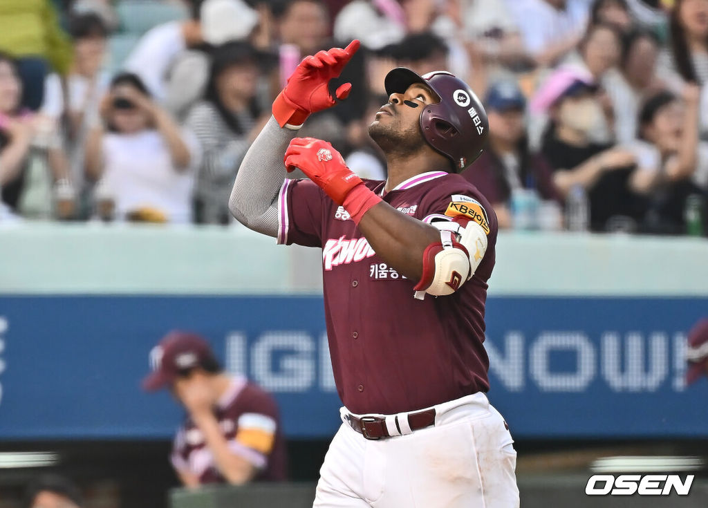 17일 울산 문수야구장에서 2025 신한 SOL 뱅크 KBO 리그 NC 다이노스와 키움 히어로즈의 더블헤더 2차전 경기가 열렸다. 홈팀 NC는 최성영이, 방문팀 키움은 김연주가 선발로 나섰다.키움 히어로즈 푸이그가 3회초 좌월 솔로 홈런을 치고 세리머니를 하고 있다. 2025.05.17 / foto0307@osen.co.kr