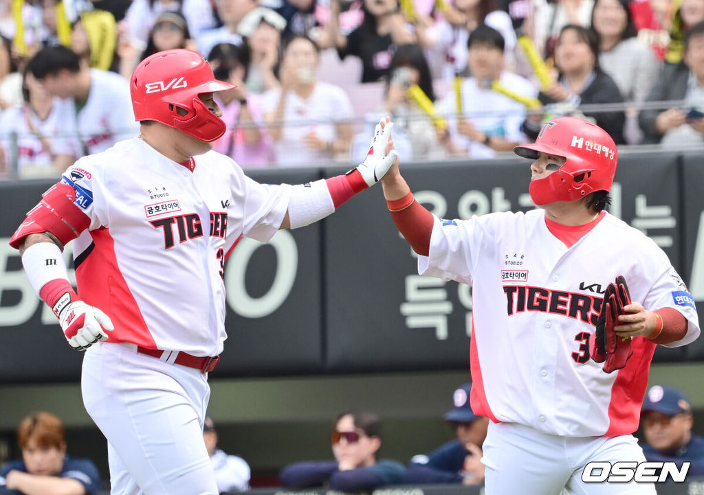 17일 오후 광주 북구 기아챔피언스필드에서 ‘2025 신한 SOL Bank KBO리그’ KIA 타이거즈와 두산 베어스의 더블헤더 1차전 경기가 열렸다.더블헤더 1차전 홈팀 KIA는 네일, 원정팀 두산은 콜어빈을 선발로 내세웠다.3회말 2사 KIA 최형우가 2점 홈런을 날린 뒤 홈에서 주자 김선빈과 하이파이브를 하고 있다. 2025.05.17 / ksl0919@osen.co.kr