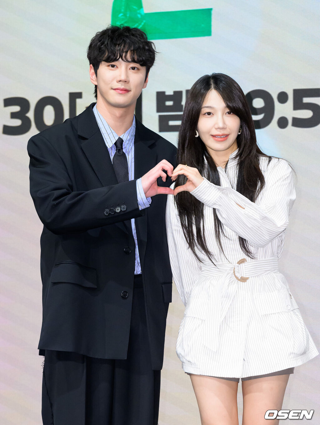 29일 오후 서울 구로구 더세인트에서 KBS 2TV 새 수목드라마 ‘24시 헬스클럽’ 제작발표회가 열렸다.‘24시 헬스클럽’은 근성이 넘치는 헬치광이 관장 도현중이 근심이 과다한 헬린이 회원들의 인생을 파격 교정하며 펼쳐지는 두근두근 근(筋)성장 코맨스(코믹 로맨스)다.배우 이준영과 정은지가 포토타임을 가지고 있다. 2025.04.29 /sunday@osen.co.kr