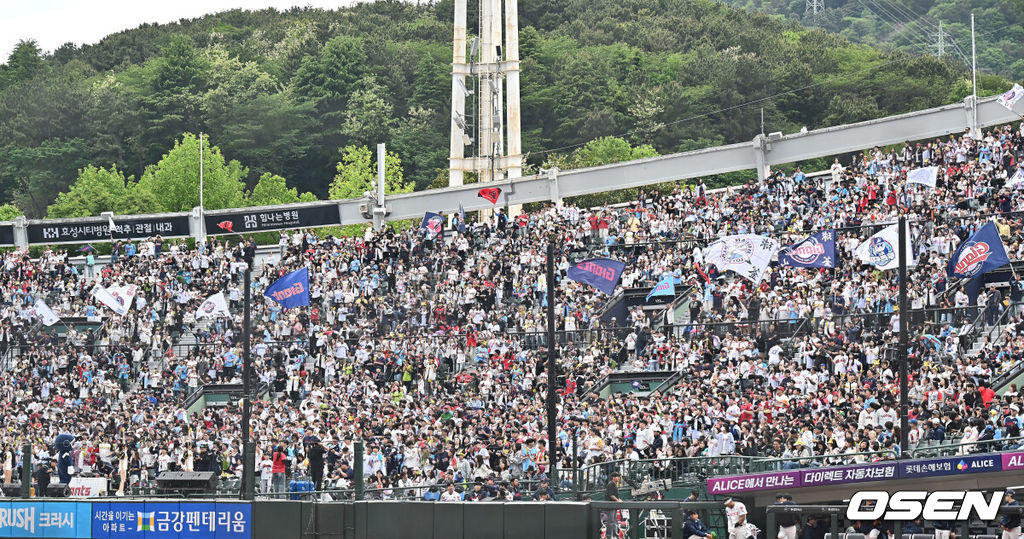 5일 부산 사직야구장에서 2025 신한 SOL 뱅크 KBO 리그 롯데 자이언츠와 SSG 랜더스의 경기가 열렸다. 홈팀 롯데는 이민석, 방문팀 SSG는 화이트가 선발 출전했다.롯데 자이언츠 팬들이 1루 관중석을 가득 메우고 응원을 하고 있다. 2025.05.05 / foto0307@osen.co.kr