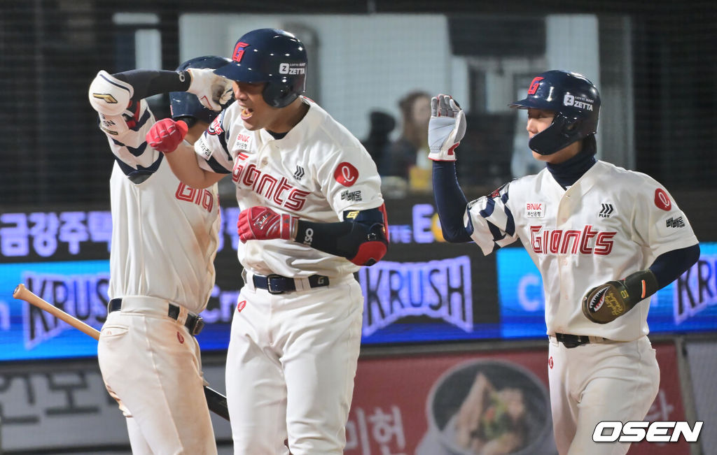 15일 부산 사직야구장에서 2025 신한 SOL 뱅크 KBO 리그 롯데 자이언츠와 키움 히어로즈의 경기가 열렸다. 홈팀 롯데는 나균안, 방문팀 키움은 로젠버그가 선발 출전했다.롯데 자이언츠 전준우가 8회말 1사 1루 좌월 역전 2점 홈런을 치고 하이파이브를 하고 있다. 2025.04.15 / foto0307@osen.co.kr