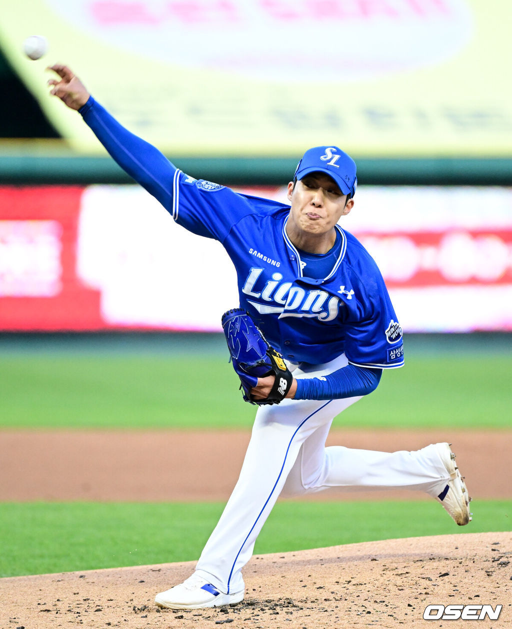 30일 오후 인천 SSG랜더스필드에서 2025 신한 SOL Bank KBO리그 SSG 랜더스와 삼성 라이온즈 경기가 열렸다.이날 경기에 SSG는 문승원, 삼성은 원태인을 선발 투수로 내세웠다.1회말 삼성 원태인이 역투하고 있다. 2025.04.30 /cej@osen.co.kr