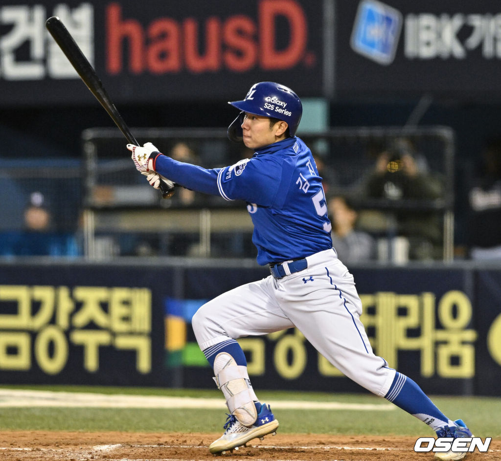 29일 서울 송파구 잠실야구장에서 2025 신한 SOL Bank KBO리그 두산 베어스와 삼성 라이온즈의 경기가 열렸다.이날 홈팀 두산은 잭로그를, 원정팀 삼성은 원태인을 선발 투수로 내세웠다.7회초 1사 2,3루 삼성 김지찬이 중전 적시타를 날리고 있다. 2025.03.29 /cej@osen.co.kr