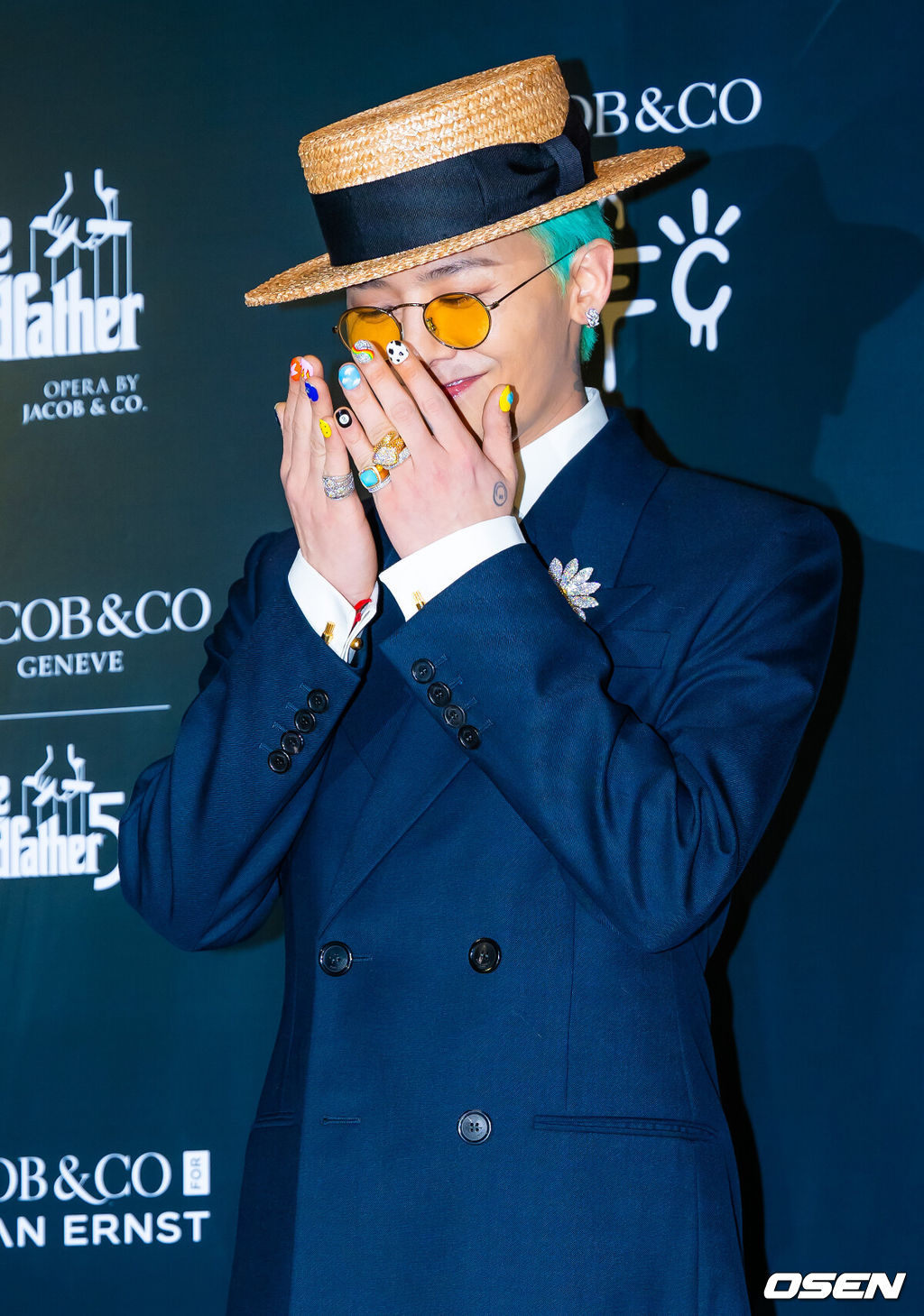 지드래곤(G-DRAGON)이24일 오후 서울 용산구 그랜드 하얏트 서울 그랜드 볼룸에서 열린 럭셔리 워치&주얼리 브랜드의 코리아 부티크 그랜드 오픈기념 행사에 참석했다.이 자리에는 빅뱅 지드래곤, (여자)아이들 소연, 배우 금새록, 배우 마동석, 갓세븐 뱀뱀, 마마무 화사 등이 참석했다.지드래곤이 입장하며 포즈를 취하고 있다. 2025.02.24 / rumi@osen.co.kr