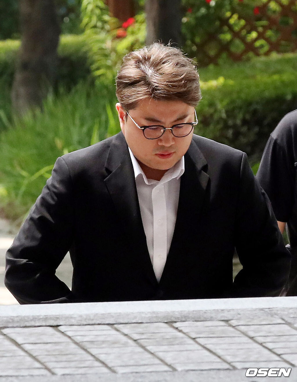 '음주 뺑소니' 혐의로 구속영장이 청구된 가수 김호중이 24일 서울중앙지법에서 구속 전 피의자 심문(영장실질심사)을 가졌다.검찰은 전날 경찰의 신청에 따라 김호중에 대해 특정범죄가중처벌법상 위험운전치상, 도주치상 등 혐의로 구속영장을 청구했다. 그의 소속사 대표와 전 본부장에 대해서도 구속영장이 청구됐다.가수 김호중이 고개를 숙인채 출석하고 있다. 2024.05.24 /rumi@osen.co.kr