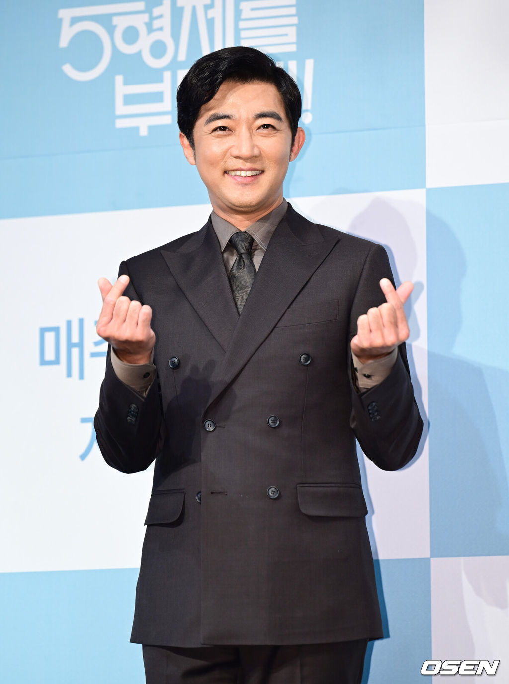 22일 오후 서울 구로구 라마다 신도림 호텔에서 KBS2 새 수목드라마 '독수리 5형제를 부탁해!' 제작발표회가 열렸다. 이날 행사에는 최상열 감독, 배우 엄지원, 안재욱, 최대철, 김동완, 윤박, 이석기, 박효주, 유인영이 참석했다. 배우 안재욱이 포즈를 취하고 있다. 2025.01.22 / ksl0919@osen.co.kr