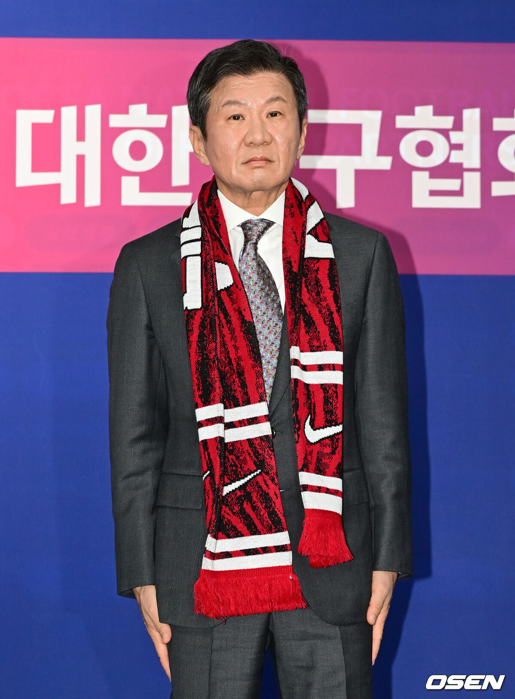 제55대 대한축구협회 회장 선거에 출마한 정몽규 후보가 4연임에 성공했다. 제 55대 대한축구협회 회장 선거가 26일 서울 종로구 신문로 축구회관 2층에서 열렸다. 이날 정몽규 후보는 선거인단 192명 중 183명이 투표한 가운데 156표의 압도적인 지지를 받아 당선이 확정됐다. 정몽규 축구협회장이 기념촬영을 하고 있다. 2025.02.26 / ksl0919@osen.co.kr