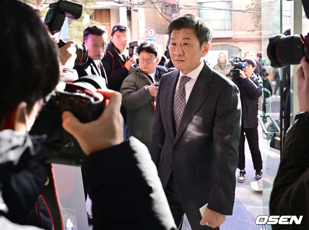 제55대 대한축구협회 회장 선거에 출마한 정몽규 후보가 4연임에 성공했다. 제 55대 대한축구협회 회장 선거가 26일 서울 종로구 신문로 축구회관 2층에서 열렸다. 이날 정몽규 후보는 선거인단 192명 중 183명이 투표한 가운데 156표의 압도적인 지지를 받아 당선이 확정됐다. 정몽규 축구협회장이 축구 협회로 들어서고 있다. 2025.02.26 / ksl0919@osen.co.kr