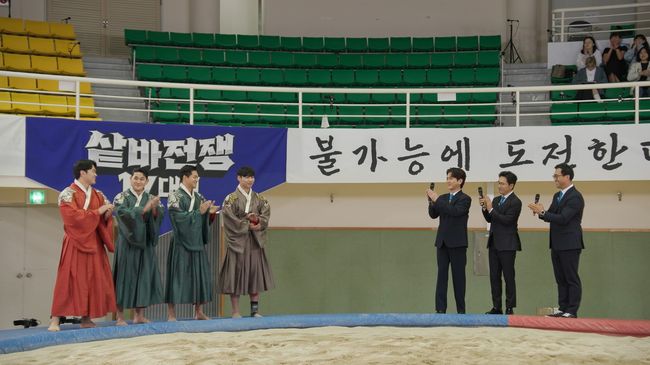 씨름 특집 예능 프로그램 ‘샅바전쟁 17대 1’이 오는 24일 오전 11시, ‘채널A’ 및 ‘채널A플러스’를 통해 방송된다. / 대한씨름협회