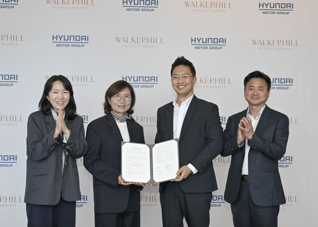 현대차·기아 모빌리티사업실 박주영 팀장, 현대차·기아 모빌리티사업실 김수영 상무, 워커힐 호텔앤리조트 김세한 신성장추진담당, 워커힐 호텔앤리조트 이열근 지속경영담당(왼쪽부터)이 협약식을 갖고 있다. 