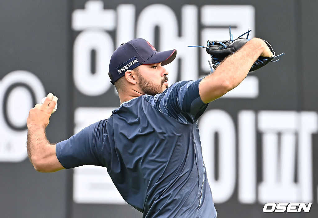 20일 부산 사직야구장에서 2025 신한 SOL 뱅크 KBO 리그 롯데 자이언츠와 LG 트윈스의 경기가 열렸다. 홈팀 롯데는 윤성빈, 방문팀 LG는 송승기가 선발 출전했다.롯데 자이언츠 감보아가 훈련을 하고 있다. 2025.05.20 / foto0307@osen.co.kr