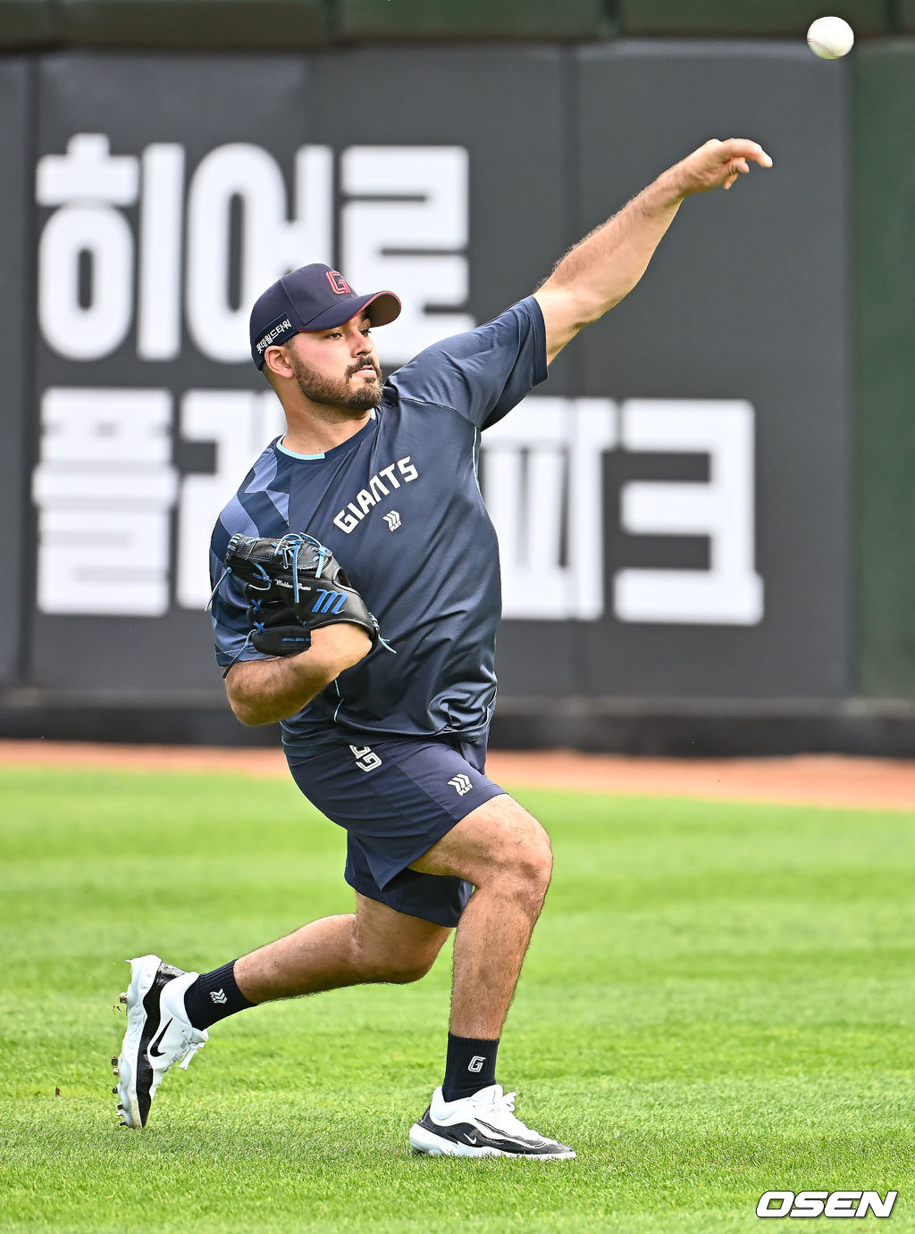 20일 부산 사직야구장에서 2025 신한 SOL 뱅크 KBO 리그 롯데 자이언츠와 LG 트윈스의 경기가 열렸다. 홈팀 롯데는 윤성빈, 방문팀 LG는 송승기가 선발 출전했다.롯데 자이언츠 감보아가 훈련을 하고 있다. 2025.05.20 / foto0307@osen.co.kr