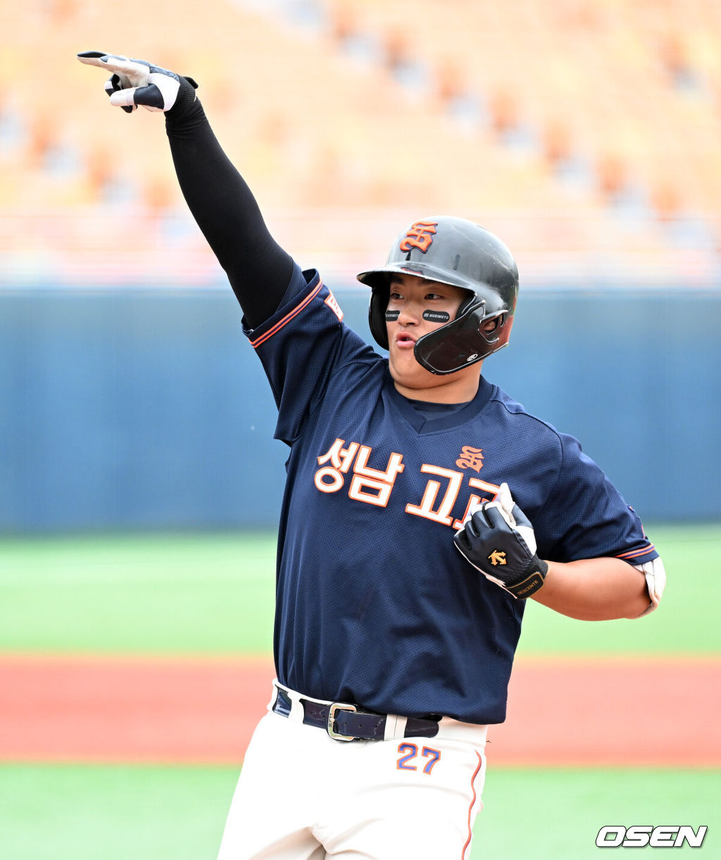 19일 서울 목동야구장에서 제79회 황금사자기 전국고교야구대회 겸 주말리그 왕중왕전 결승 유신고등학교와 성남고등학교의 경기가 열렸다.홍석무 감독이 이끄는 유신고는 2022년 청룡기 우승 이후 3년 만에, 박혁 감독이 이끄는 성남고는 2016년 대통령배 준우승 이후 9년 만에 전국대회 결승에 올랐다. 유신고는 황금사자기에서 2019년 이후 두 번째 우승에 도전하며, 성남고는 55년 만의 우승을 노린다.3회초 무사에서 성남고 이동욱이 안타를 치고 환호하고 있다. 2025.05.19 /sunday@osen.co.kr