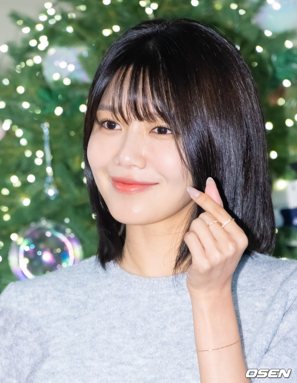가수 겸 배우 최수영이 1일 서울 마포구 합정동에 위치한 한 매장에서 브랜드 포토콜 행사에 참석했다.최수영이 포즈를 취하고 있다. 2023.12.01 / soul1014@osen.co.kr