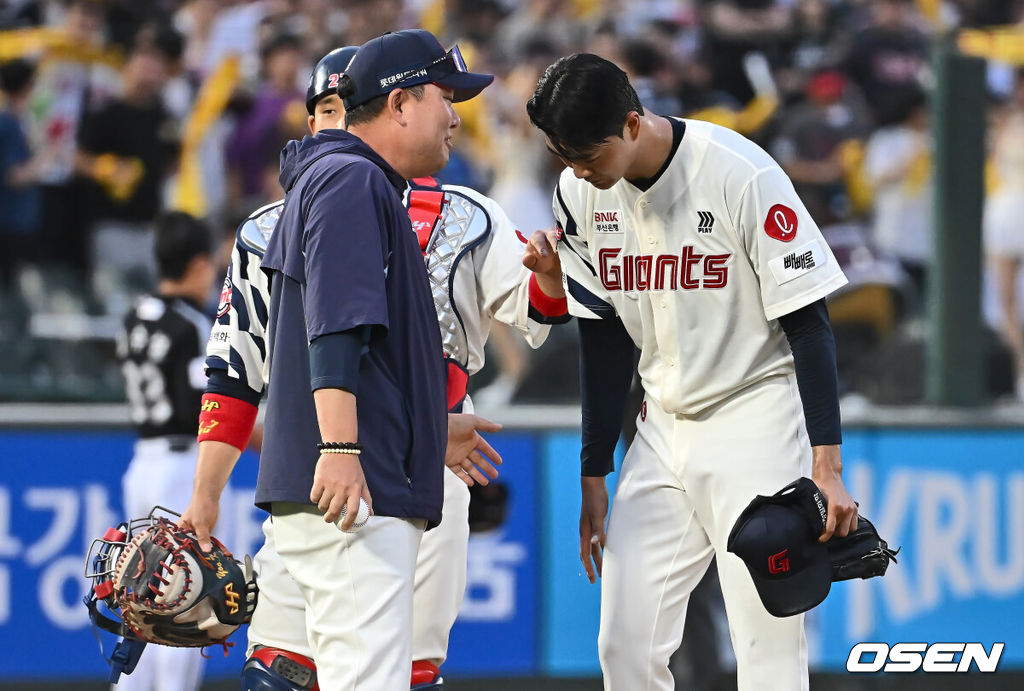 20일 부산 사직야구장에서 2025 신한 SOL 뱅크 KBO 리그 롯데 자이언츠와 LG 트윈스의 경기가 열렸다. 홈팀 롯데는 윤성빈, 방문팀 LG는 송승기가 선발 출전했다.롯데 자이언츠 선발 투수 윤성빈이 2회초 6실점 후 교체되고 있다. 2025.05.20 / foto0307@osen.co.kr