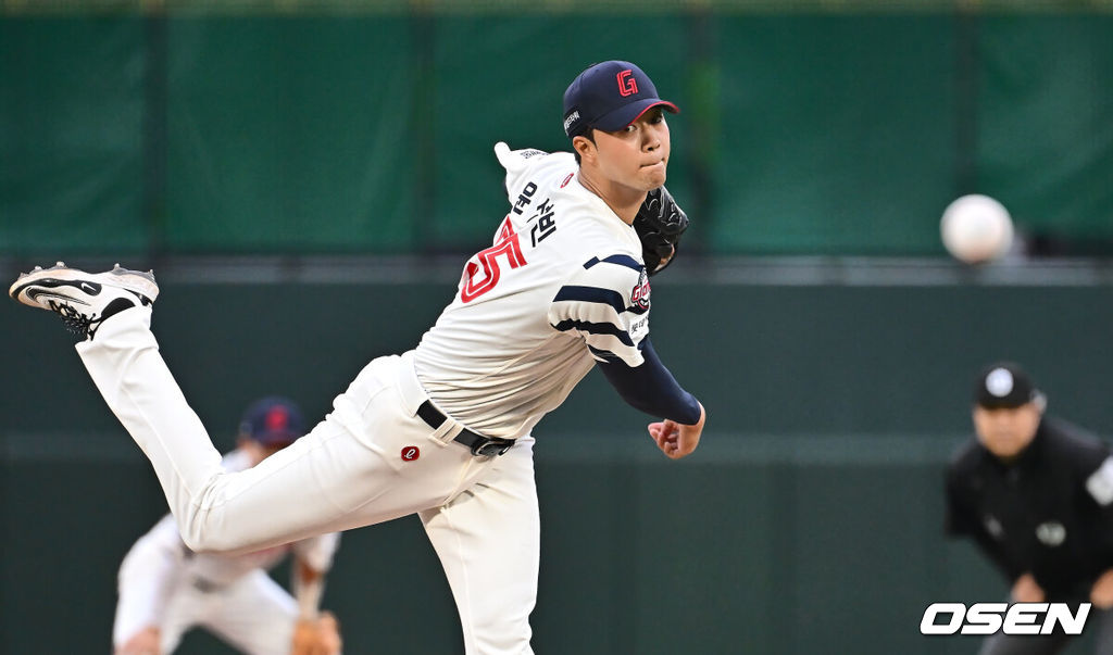 20일 부산 사직야구장에서 2025 신한 SOL 뱅크 KBO 리그 롯데 자이언츠와 LG 트윈스의 경기가 열렸다. 홈팀 롯데는 윤성빈, 방문팀 LG는 송승기가 선발 출전했다.롯데 자이언츠 선발 투수 윤성빈이 역투하고 있다. 2025.05.20 / foto0307@osen.co.kr