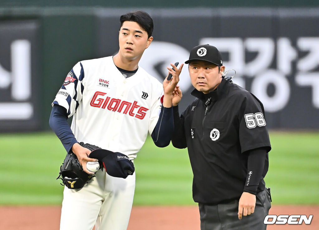 20일 부산 사직야구장에서 2025 신한 SOL 뱅크 KBO 리그 롯데 자이언츠와 LG 트윈스의 경기가 열렸다. 홈팀 롯데는 윤성빈, 방문팀 LG는 송승기가 선발 출전했다.롯데 자이언츠 선발 투수 윤성빈이 피치컴이 안들린다며 확인하고 있다. 2025.05.20 / foto0307@osen.co.kr