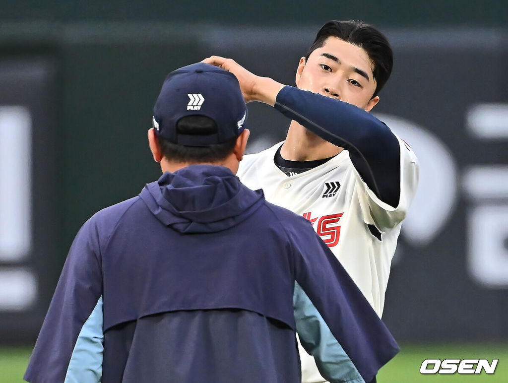 20일 부산 사직야구장에서 2025 신한 SOL 뱅크 KBO 리그 롯데 자이언츠와 LG 트윈스의 경기가 열렸다. 홈팀 롯데는 윤성빈, 방문팀 LG는 송승기가 선발 출전했다.롯데 자이언츠 선발 투수 윤성빈이 1회초 실점이 늘어나자 마운드에 오른 주형광 코치와 얘기하고 있다. 2025.05.20 / foto0307@osen.co.kr