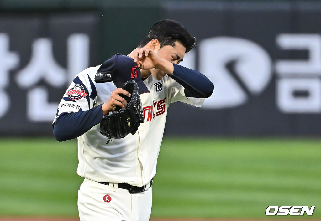 20일 부산 사직야구장에서 2025 신한 SOL 뱅크 KBO 리그 롯데 자이언츠와 LG 트윈스의 경기가 열렸다. 홈팀 롯데는 윤성빈, 방문팀 LG는 송승기가 선발 출전했다.롯데 자이언츠 선발 투수 윤성빈이 1회초 3실점 후 이닝 교체하며 땀을 닦고 있다. 2025.05.20 / foto0307@osen.co.kr
