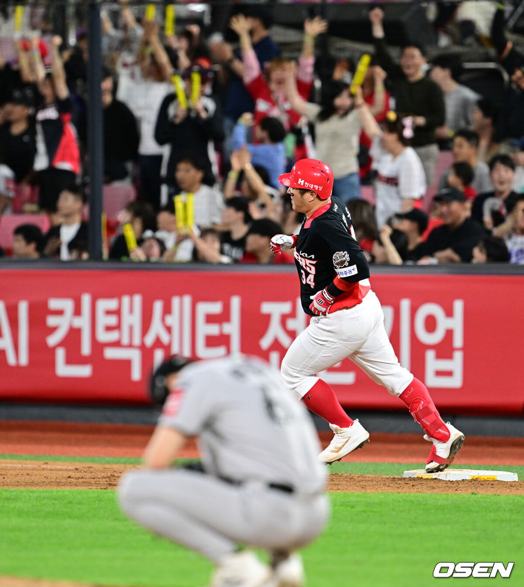 20일 오후 수원 KT위즈파크에서 2025 신한 SOL Bank KBO리그 KT 위즈와 KIA 타이거즈의 경기가 열렸다.이날 홈팀 KT는 조이현을, 방문팀 KIA는 윤영철을 선발투수로 내세웠다.6회초 2사 2루 KIA 최형우가 우중월 투런 홈런을 날린 뒤 베이스를 돌고 있다. 2025.05.20 /cej@osen.co.kr